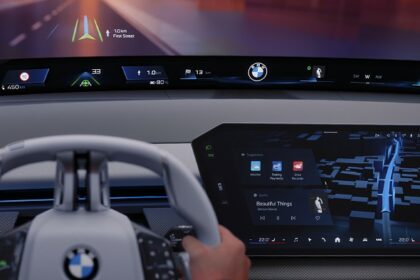 نظام BMW Panoramic iDrive الجديد يُحدث نقلة نوعية في مفهوم تشغيل السيارات. BMW تكشف للمرة الأولى عالمياً عن الحزمة التكنولوجية الرائدة لطرازات Neue Klasse  ضمن معرض الإلكترونيات الاستهلاكية 2025. لمطالعة النص الكامل، يُرجى الضغط هنا سيتمّ تزويد كافة طرازات BMW الجديدة بالشاشة ونظام التشغيل الجديدين اعتباراً من نهاية عام 2025 تركيز مستمرّ على السائق وتوزيع للمعلومات والمزايا التي تعزز راحة الركاب يوفر نظام التشغيل X الجديد من BMW منصة برمجية ذكية تتميز بالمرونة في التخصيص والتطور في الوظائف الرقمية ميونخ/لاس فيغاس، 8 يناير 2025 - كشفت مجموعة BMW عن تجربة القيادة والمستخدم (التفاعل مع السيارات). المستقبلية ضمن فعاليات معرض الإلكترونيات الاستهلاكية (CES) 2025 . الذي يقام في مدينة لاس فيغاس، حيث تقدم الشركة فرصة أولى للاطلاع على نسخة نظام BMW iDrive. الجديد القريبة من مرحلة الإنتاج، والتي تشكّل شاشةBMW Panoramic Vision   العنصر الأساسي فيها. وترتكز المزايا الجديدة على نظام التشغيل X الجديد منBMW  والذي يشكّل مركزاً ذكياً لجمع المعلومات اللازمة للشاشة ومفهوم التشغيل الجديدين. وستدرج الشركة النظام الشامل بتصميمه العصري الأنيق في كافة طرازات BMW الجديدة اعتباراً من نهاية عام 2025. نظام BMW Panoramic iDrive وقال فرانك ويبر، عضو مجلس إدارة شركة BMW AG والمسؤول عن التطوير: . "جمعتBMW  بين التكنولوجيا المتطورة وسهولة التشغيل،. حيث أثمر ربع قرن من ريادة العمل وابتكارات التكنولوجيا مفاهيم مبتكرة أدرجت في نظام BMW Panoramic iDrive  الجديد. يعدّ نظام التشغيل X الجديد من BMW أساس نظام BMW Panoramic iDrive . المبتكر الذي نضع من خلاله بمتناول العملاء أحد أفضل أنظمة المعلومات والترفيه وأكثرها شمولاً في العالم. فهذا النظام المبتكر مزوّد بقدرات عالية تخوّلنا الارتقاء مجدداً بالمعايير المعتمدة. في القطاع في مجال التفاعل متعدد الوسائط بين السائق والمركبة. وسيشكّل نظام BMW Panoramic iDrive. الجديد جزءاً لا يتجزأ من كافة طرازات BMW المستقبلية،. بدءاً من أول طراز Neue Klasse يتمّ إنتاجه في نهاية هذا العام." أربعة عناصر تخدم هدفاً واحداً: التركيز المستمر على السائق أربعة عناصر تخدم هدفاً واحداً: التركيز المستمر على السائق بأسلوب BMW المميز. يتضمّن نظام BMW iDrive الجديد أربعة عناصر محورية ترتكز عليها شاشة العرض والمفهوم التشغيلي الجديدين: شاشة BMW Panoramic Vision  – هي عبارة عن شاشة عرض أمامية طورتها BMW. حديثاً لعرض المحتوى على الزجاج وتعكس المعلومات المرئية من عمود A-pillar إلى عمودA-pillar .  الآخر على سطح مطبوع باللون الأسود على القسم السفلي من الزجاج الأمامي. ويستطيع كافة الركاب رؤية هذه المعلومات. ويتمّ عرض أهم معلومات القيادة مباشرةً ضمن مجال رؤية السائق على الجانب الأيسر من شاشة. BMW Panoramic Vision  (في السيارات المزوّ دة بمقود على جانبها الأيسر) فوق عجلة القيادة. ويمكن للسائق تخصيص المحتوى في المنطقتين الوسطى واليمنى من شاشة BMW Panoramic Vision من خلال الشاشة المركزية. ويسهم إدراج هذه الشاشة المبتكرة في توفير صورة ثلاثية الأبعاد يراها كل من السائق والركاب. باتت شاشة BMW الأمامية ثلاثية الأبعاد الجديدة والاختيارية والتي يجدها السائق أعلى شاشةBMW. Panoramic Vision تعرض معلومات الملاحة والقيادة الآلية المتكاملة مباشرةً ضمن مجال رؤية السائق. ويتمّ عرض محتوى شاشة BMW Panoramic Vision وشاشة BMW الأمامية ثلاثية الأبعاد بطريقة متناسقة ومنظمة. ويعزى مستوى الابتكار المتقدم لتقنيات شاشتي العرض الأماميتين إلى عدد من تطبيقات مجموعة BMW . الحاصلة على براءة اختراع والناتجة عن تطوير تقنيات العرض هذه. ترتيب القائمة المألوف والمحدّث يتيح ترتيب القائمة المألوف والمحدّث مع إمكانية الاختيار السريع QuickSelect . على شاشة العرض المركزية المزودة بتقنية الإضاءة الخلفية للسائق التشغيل المثالي للوظائف والمحتوى عبر اللمس. وتعدّ عملية التشغيل سهلة ومريحة جداً حيث وُضعت شاشة العرض. ذات التصميم الحر والتي تتخذ موضعاً مثالياً مريحاً للسائق بالقرب من المقود. ويمكن نقل (أدوات) المحتوى المختار إلى شاشة BMW Panoramic Vision بتمريرة سريعة للإصبع على الشاشة المركزية. ومن الممكن استخدام ما يصل إلى ست أدوات وترتيبها بحسب الرغبة على شاشة BMW Panoramic Vision. اتُبع في تصميم المقود الجديد متعدد الوظائف والذي يشكّل أداة التحكم الأساسية نمط BMW. القائم على خفض عدد التقنيات، بحيث تضاء الأزرار اللازمة فحسب لعرض الوظائف المتاحة. وتتجاوب أزرار المقود ذات الأسطح الناتئة مع اللمس،. مما يسهّل تحديد موقعها ويمكّن السائق من الضغط عليها من دون الحاجة إلى إبعاد نظره عن الطريق. ويتبّع ترتيب الأزرار المبدأ المألوف المتمثل بحصر وظائف مساعدة السائق بالجانب الأيسر من المقود ووظائف التحكم بالمحتوى بجانبه الأيمن. ويعيد دمج هذه العناصر الأربعة صياغة نهج BMW . الذي يركز على أهمية إبقاء اليدين على المقود والعينين على الطريق. ، والذي تحدد الشركة من خلاله معياراً جديداً لتركيز السائق وتقدم شكلاً فريداً من التشغيل السهل والمحسّن لتوفير الراحة له. ويعرض نظام BMW Panoramic iDrive دائماً المعلومات اللازمة للسائق في المكان والوقت المناسبين. إلى ذلك، يعتمد النظام عناصر التحكم التناظرية مع تلك الرقمية من خلال استخدام المفاتيح والأزرار والتحكم بواسطة اللمس والصوت. وتتوفر مفاتيح تعمل باللمس لمسّاحات الزجاج الأمامي، ومؤشرات الانعطاف، والمرايا الخارجية. ، والتحكم بمستوى الصوت، واختيار مستويات السرعة، وإزالة الجليد عن النوافذ. إضافة إلى ذلك، تمّ تحسين الوظائف التشغيلية الأخرى باستخدام التحكم باللمس. /الصوت أو المقود متعدد الوظائف. ، ومن بينها وظائف الهاتف، وأنظمة التحكم في الوسائط، والملاحة. ، والمساعدة على القيادة، وتخصيص شاشات العرض، واختيار MyModes وغيرها الكثير. تحسين مزايا استخدام أنظمة تشغيل وإلى جانب استخدام البيانات لمواصلة تحسين مزايا استخدام أنظمة تشغيل BMW . في كامل الأسطول العالمي الذي يضم حالياً أكثر من 22 مليون سيارة BMW متصلة. ، تضمنت مرحلة تطوير نظام BMW Panoramic iDrive. الجديد أيضاً دراسات عدة أجريت في مختبرات قابلية الاستخدام التابعة لمجموعة BMW، وشارك فيها قرابة 3 آلاف عميل. وبالتالي، يرتكز كل قرار بشأن مختلف جوانب التشغيل على البيانات ويتم اتخاذه بطريقة منظمة. ، كما تمت مواءمة النطاق الموسع لتجربة المستخدم المتعلقة بالتخصيص مع تفضيلات العملاء ومتطلباتهم. نظام التشغيل X من BMW: ذكي ومتعدد الاستخدامات ومتوافق مع المتطلبات المستقبلية يعدّ نظام التشغيل X الجديد من BMW تحديثاً لآخر نظام تشغيلي مستخدم في العديد من طرازات BMW،. وهو نظام طوّرته BMW داخلياً بصورة كاملة. ويرتكز على غرار نظام التشغيل 9 على حزمة برامج  Android Open Source Project (AOSP). فهو يوفر إمكانية تحديث وترقية أكبر من النظام السابق،. مما يجعله قادراً على تلبية متطلّبات المستقبل ومتوافقاً مع الإصدارات السابقة وجاهزاً لاستيعاب وظائف إضافية. ، بحيث يتيح بقاء السيارات المزوّدة بنظام BMW Panoramic iDrive.  الجديد ولفترة طويلة في طليعة السيارات المتقدمة تكنولوجياً. قفزة تكنولوجية نوعية وفي هذا الإطار، قال ستيفان دوراتش، نائب الرئيس الأول لتطوير الشركة المتصل في مجموعة BMW: . "ساهمت قفزة تكنولوجية نوعية في صياغة المفهوم الشامل لنظام BMW Panoramic iDrive . الجديد المقترن بنظام التشغيل X. فهو سهل التشغيل ويوفر تجارب تفاعلية وتخصيصاً محدداً. ويعزز نظام BMW iDrive الجديد مع نظام التشغيل X إمكانات السيارة المعرفة بالبرمجيات." ويتيح الذكاء المعزّز لنظام التشغيل X منBMW  إمكانية الجمع بين شاشةBMW Panoramic Vision  . وشاشة العرض الأمامية ثلاثية الأبعاد الاختيارية، والشاشة المركزية، والمقود متعدد الوظائف، بحيث تندمج التجارب المادية والرقمية معاً. فعلى سبيل المثال، يُظهر اتصال وارد إلى السائق رسماً على شاشة BMW Panoramic Vision . ويضاء بالتزامن معه رمز باللون الأخضر على الزر المناسب على المقود لا يكون مرئياً من قبل. ، بحيث يمكن للسائق اختيار الرد على المكالمة بالضغط على الزر أو رفضها بتمريرة سريعة بالإصبع على الجانب الأيمن من المقود. وعندما يتم إدخال وجهة الملاحة عن طريق التحكم باللمس أو الصوت. ، تظهر تنبيهات توجيه المسار على شاشة BMW  الأمامية ثلاثية الأبعاد،. والمعلومات الأخرى عن الطرق والتقاطعات على شاشة BMW Panoramic Vision. ويمكن عرض خريطة كاملة على الشاشة المركزية في أيّ وقت. يوفر نظام التشغيل X منBMW  هذا المستوى المتقدم من تخصيص المحتوى،. حيث يمكن تعديل محتوى شاشة Panoramic Vision بحسب التفضيلات الشخصية. بالإضافة إلى ذلك، أصبح بإمكان السائق اختيار إعدادات القيادة الخاصة به مثل خصائص الاستجابة والتوجيه عبر وضع My Mode “Personal”. هذا ويمكن تحميل الصور التي يختارها المستخدم كخلفيات للشاشة المركزية . وتعديل ألوان الإضاءة المحيطة وتصميم واجهة المستخدم بحسب تفضيلاته، مما يوفر تجربة قيادة أكثر تخصيصاً من أيّ وقت مضى. المساعد الشخصي الذكي ويستجيب المساعد الشخصي الذكي من BMW بالطريقة المعتادة عند نطق Hey BMW أو يمكن تشغيله. بالضغط على الزر المناسب على المقود متعدد الوظائف. وتخضع قدرات المساعد الشخصي الذكي من BMW للتحسين المستمر وسيتم الارتقاء. بها إلى مستويات جديدة كلياً في طرازات Neue Klasse من خلال دمج نماذج اللغات الكبيرة. ويركز استخدام هذه التكنولوجيا على الملاحة، مما يتيح للعميل التواصل صوتياً مع السيارة بتفصيل أكبر والقول لها على سبيل المثال:. "خذيني إلى محطة شحن قريبة من متجر للمواد الغذائية". ويمكن لزوار جناح شريك التكنولوجيا أمازون في نسخة عام 2025. من معرض الإلكترونيات الاستهلاكية،. إلقاء نظرة أولية على هذه القدرات باستخدام نسخة تجريبية من مساعد BMW الذكي الشخصي في سيارة BMW X3. وعلى غرار أنظمة المعلومات والترفيه الحالية من BMW،. يمكن للمساعد الشخصي الذكي من BMW وفي حال رغب السائق، المبادرة إلى تقديم اقتراحات له مبنية على سلوك المستخدم. ويتوسع هذا الذكاء بشكل أكبر مع نظام التشغيل X منBMW . كما يمكن للمساعد الشخصي الذكي من BMW إبراز أنظمة مساعدة السائق التي نادراً ما يستخدمها السائق. ويقترح النظام كنوع من التذكير تفعيل وضعSport .  الرياضي على الطرق المناسبة في حال كان السائق قد قام بتفعيله بشكل مستقل مسبقاً. وإذا لم يستجب السائق لهذه الاقتراحات أو تجاهلها مرات عدة، يتعلّم النظام ويمتنع عن تقديم الاقتراحات بعد ذلك. دمج تطبيقات الطرف الثالث من الجيل السابق من نظام المعلومات ويتيح نظام التشغيل X منBMW  دمج تطبيقات الطرف الثالث من الجيل السابق من نظام المعلومات والترفيه. ويتضمن متجر BMW ConnectedDrive حالياً أكثر من 60 تطبيقاً حول العالم لنظام التشغيل 9 من BMW. وستستمر الخيارات في الازدياد مع تطبيقات تعزيز الإنتاجية كخدمة Zoom لمكالمات الفيديو. تصاميم وتكنولوجيات لتجربة مستخدم وقيادة فريدة يتميز BMW Panoramic iDrive الجديد بكونه نظاماً قابلاً للتطوير ويمكن . استخدامه اعتباراً من نهاية عام 2025 في كافة طرازات BMW الجديدة وجميع فئات السيارات ومع كافة تقنيات أنظمة القيادة. وتكتسب تجربة القيادة الأهمية الكبرى، حيث يتعيّن أن يشعر السائق بالراحة ويتحكم كلياً بالسيارة. وينعكس هذا المبدأ في تصميم نظام BMW Panoramic iDrive الجديد. فقد أولي اهتمام خاص للتفاصيل، حيث صُممت واجهة المستخدم لتكون سهلة الاستخدام. ومتكيّفة قدر الإمكان من أجل تعزيز سلاسة التفاعل بين السائق والسيارة. وكانت النتيجة تجربة شاملة معززة بمزيج. متناغم بين الصوت والإنارة والتصميم المبتكر، بحيث تشكّل كل رحلة تجربة تواصل مميزة بين الإنسان والمركبة. وقال أدريان فان هويدونك، نائب الرئيس الأول للتصميم لدى مجموعة BMW: . "تشهد التكنولوجيا وتفضيلات العملاء تغيرات أسرع من أي وقت مضى، وبات تصميم التجارب الرقمية والصوتية. يؤدي دوراً أكثر أهمية من السابق. إنّ نظام BMW Panoramic iDrive  الجديد يرتقي بمستويات ذكاء سياراتنا. ويسهّل استخدامها، كما يضع بمتناول العملاء مزايا أكثر شمولاً. في مجال التخصيص، مما يجعل كل سيارة جديدة من BMW مركبة خاصة بالمستخدم." وتبرز تجربة HypersonX الصوتية الجديدة في طرازات Neue Klasse كعنصر آخر في التجربة الشاملة التي يوفرها . نظام BMW Panoramic iDrive، وقد عمل على تطويرها استوديو تصميم الصوت التابع لمجموعة BMW،. فهي