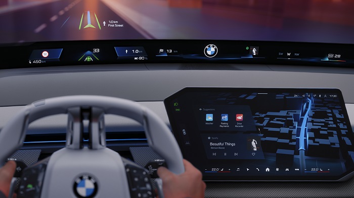 نظام BMW Panoramic iDrive الجديد يُحدث نقلة نوعية في مفهوم تشغيل السيارات. BMW تكشف للمرة الأولى عالمياً عن الحزمة التكنولوجية الرائدة لطرازات Neue Klasse  ضمن معرض الإلكترونيات الاستهلاكية 2025. لمطالعة النص الكامل، يُرجى الضغط هنا سيتمّ تزويد كافة طرازات BMW الجديدة بالشاشة ونظام التشغيل الجديدين اعتباراً من نهاية عام 2025 تركيز مستمرّ على السائق وتوزيع للمعلومات والمزايا التي تعزز راحة الركاب يوفر نظام التشغيل X الجديد من BMW منصة برمجية ذكية تتميز بالمرونة في التخصيص والتطور في الوظائف الرقمية ميونخ/لاس فيغاس، 8 يناير 2025 - كشفت مجموعة BMW عن تجربة القيادة والمستخدم (التفاعل مع السيارات). المستقبلية ضمن فعاليات معرض الإلكترونيات الاستهلاكية (CES) 2025 . الذي يقام في مدينة لاس فيغاس، حيث تقدم الشركة فرصة أولى للاطلاع على نسخة نظام BMW iDrive. الجديد القريبة من مرحلة الإنتاج، والتي تشكّل شاشةBMW Panoramic Vision   العنصر الأساسي فيها. وترتكز المزايا الجديدة على نظام التشغيل X الجديد منBMW  والذي يشكّل مركزاً ذكياً لجمع المعلومات اللازمة للشاشة ومفهوم التشغيل الجديدين. وستدرج الشركة النظام الشامل بتصميمه العصري الأنيق في كافة طرازات BMW الجديدة اعتباراً من نهاية عام 2025. نظام BMW Panoramic iDrive وقال فرانك ويبر، عضو مجلس إدارة شركة BMW AG والمسؤول عن التطوير: . "جمعتBMW  بين التكنولوجيا المتطورة وسهولة التشغيل،. حيث أثمر ربع قرن من ريادة العمل وابتكارات التكنولوجيا مفاهيم مبتكرة أدرجت في نظام BMW Panoramic iDrive  الجديد. يعدّ نظام التشغيل X الجديد من BMW أساس نظام BMW Panoramic iDrive . المبتكر الذي نضع من خلاله بمتناول العملاء أحد أفضل أنظمة المعلومات والترفيه وأكثرها شمولاً في العالم. فهذا النظام المبتكر مزوّد بقدرات عالية تخوّلنا الارتقاء مجدداً بالمعايير المعتمدة. في القطاع في مجال التفاعل متعدد الوسائط بين السائق والمركبة. وسيشكّل نظام BMW Panoramic iDrive. الجديد جزءاً لا يتجزأ من كافة طرازات BMW المستقبلية،. بدءاً من أول طراز Neue Klasse يتمّ إنتاجه في نهاية هذا العام." أربعة عناصر تخدم هدفاً واحداً: التركيز المستمر على السائق أربعة عناصر تخدم هدفاً واحداً: التركيز المستمر على السائق بأسلوب BMW المميز. يتضمّن نظام BMW iDrive الجديد أربعة عناصر محورية ترتكز عليها شاشة العرض والمفهوم التشغيلي الجديدين: شاشة BMW Panoramic Vision  – هي عبارة عن شاشة عرض أمامية طورتها BMW. حديثاً لعرض المحتوى على الزجاج وتعكس المعلومات المرئية من عمود A-pillar إلى عمودA-pillar .  الآخر على سطح مطبوع باللون الأسود على القسم السفلي من الزجاج الأمامي. ويستطيع كافة الركاب رؤية هذه المعلومات. ويتمّ عرض أهم معلومات القيادة مباشرةً ضمن مجال رؤية السائق على الجانب الأيسر من شاشة. BMW Panoramic Vision  (في السيارات المزوّ دة بمقود على جانبها الأيسر) فوق عجلة القيادة. ويمكن للسائق تخصيص المحتوى في المنطقتين الوسطى واليمنى من شاشة BMW Panoramic Vision من خلال الشاشة المركزية. ويسهم إدراج هذه الشاشة المبتكرة في توفير صورة ثلاثية الأبعاد يراها كل من السائق والركاب. باتت شاشة BMW الأمامية ثلاثية الأبعاد الجديدة والاختيارية والتي يجدها السائق أعلى شاشةBMW. Panoramic Vision تعرض معلومات الملاحة والقيادة الآلية المتكاملة مباشرةً ضمن مجال رؤية السائق. ويتمّ عرض محتوى شاشة BMW Panoramic Vision وشاشة BMW الأمامية ثلاثية الأبعاد بطريقة متناسقة ومنظمة. ويعزى مستوى الابتكار المتقدم لتقنيات شاشتي العرض الأماميتين إلى عدد من تطبيقات مجموعة BMW . الحاصلة على براءة اختراع والناتجة عن تطوير تقنيات العرض هذه. ترتيب القائمة المألوف والمحدّث يتيح ترتيب القائمة المألوف والمحدّث مع إمكانية الاختيار السريع QuickSelect . على شاشة العرض المركزية المزودة بتقنية الإضاءة الخلفية للسائق التشغيل المثالي للوظائف والمحتوى عبر اللمس. وتعدّ عملية التشغيل سهلة ومريحة جداً حيث وُضعت شاشة العرض. ذات التصميم الحر والتي تتخذ موضعاً مثالياً مريحاً للسائق بالقرب من المقود. ويمكن نقل (أدوات) المحتوى المختار إلى شاشة BMW Panoramic Vision بتمريرة سريعة للإصبع على الشاشة المركزية. ومن الممكن استخدام ما يصل إلى ست أدوات وترتيبها بحسب الرغبة على شاشة BMW Panoramic Vision. اتُبع في تصميم المقود الجديد متعدد الوظائف والذي يشكّل أداة التحكم الأساسية نمط BMW. القائم على خفض عدد التقنيات، بحيث تضاء الأزرار اللازمة فحسب لعرض الوظائف المتاحة. وتتجاوب أزرار المقود ذات الأسطح الناتئة مع اللمس،. مما يسهّل تحديد موقعها ويمكّن السائق من الضغط عليها من دون الحاجة إلى إبعاد نظره عن الطريق. ويتبّع ترتيب الأزرار المبدأ المألوف المتمثل بحصر وظائف مساعدة السائق بالجانب الأيسر من المقود ووظائف التحكم بالمحتوى بجانبه الأيمن. ويعيد دمج هذه العناصر الأربعة صياغة نهج BMW . الذي يركز على أهمية إبقاء اليدين على المقود والعينين على الطريق. ، والذي تحدد الشركة من خلاله معياراً جديداً لتركيز السائق وتقدم شكلاً فريداً من التشغيل السهل والمحسّن لتوفير الراحة له. ويعرض نظام BMW Panoramic iDrive دائماً المعلومات اللازمة للسائق في المكان والوقت المناسبين. إلى ذلك، يعتمد النظام عناصر التحكم التناظرية مع تلك الرقمية من خلال استخدام المفاتيح والأزرار والتحكم بواسطة اللمس والصوت. وتتوفر مفاتيح تعمل باللمس لمسّاحات الزجاج الأمامي، ومؤشرات الانعطاف، والمرايا الخارجية. ، والتحكم بمستوى الصوت، واختيار مستويات السرعة، وإزالة الجليد عن النوافذ. إضافة إلى ذلك، تمّ تحسين الوظائف التشغيلية الأخرى باستخدام التحكم باللمس. /الصوت أو المقود متعدد الوظائف. ، ومن بينها وظائف الهاتف، وأنظمة التحكم في الوسائط، والملاحة. ، والمساعدة على القيادة، وتخصيص شاشات العرض، واختيار MyModes وغيرها الكثير. تحسين مزايا استخدام أنظمة تشغيل وإلى جانب استخدام البيانات لمواصلة تحسين مزايا استخدام أنظمة تشغيل BMW . في كامل الأسطول العالمي الذي يضم حالياً أكثر من 22 مليون سيارة BMW متصلة. ، تضمنت مرحلة تطوير نظام BMW Panoramic iDrive. الجديد أيضاً دراسات عدة أجريت في مختبرات قابلية الاستخدام التابعة لمجموعة BMW، وشارك فيها قرابة 3 آلاف عميل. وبالتالي، يرتكز كل قرار بشأن مختلف جوانب التشغيل على البيانات ويتم اتخاذه بطريقة منظمة. ، كما تمت مواءمة النطاق الموسع لتجربة المستخدم المتعلقة بالتخصيص مع تفضيلات العملاء ومتطلباتهم. نظام التشغيل X من BMW: ذكي ومتعدد الاستخدامات ومتوافق مع المتطلبات المستقبلية يعدّ نظام التشغيل X الجديد من BMW تحديثاً لآخر نظام تشغيلي مستخدم في العديد من طرازات BMW،. وهو نظام طوّرته BMW داخلياً بصورة كاملة. ويرتكز على غرار نظام التشغيل 9 على حزمة برامج  Android Open Source Project (AOSP). فهو يوفر إمكانية تحديث وترقية أكبر من النظام السابق،. مما يجعله قادراً على تلبية متطلّبات المستقبل ومتوافقاً مع الإصدارات السابقة وجاهزاً لاستيعاب وظائف إضافية. ، بحيث يتيح بقاء السيارات المزوّدة بنظام BMW Panoramic iDrive.  الجديد ولفترة طويلة في طليعة السيارات المتقدمة تكنولوجياً. قفزة تكنولوجية نوعية وفي هذا الإطار، قال ستيفان دوراتش، نائب الرئيس الأول لتطوير الشركة المتصل في مجموعة BMW: . "ساهمت قفزة تكنولوجية نوعية في صياغة المفهوم الشامل لنظام BMW Panoramic iDrive . الجديد المقترن بنظام التشغيل X. فهو سهل التشغيل ويوفر تجارب تفاعلية وتخصيصاً محدداً. ويعزز نظام BMW iDrive الجديد مع نظام التشغيل X إمكانات السيارة المعرفة بالبرمجيات." ويتيح الذكاء المعزّز لنظام التشغيل X منBMW  إمكانية الجمع بين شاشةBMW Panoramic Vision  . وشاشة العرض الأمامية ثلاثية الأبعاد الاختيارية، والشاشة المركزية، والمقود متعدد الوظائف، بحيث تندمج التجارب المادية والرقمية معاً. فعلى سبيل المثال، يُظهر اتصال وارد إلى السائق رسماً على شاشة BMW Panoramic Vision . ويضاء بالتزامن معه رمز باللون الأخضر على الزر المناسب على المقود لا يكون مرئياً من قبل. ، بحيث يمكن للسائق اختيار الرد على المكالمة بالضغط على الزر أو رفضها بتمريرة سريعة بالإصبع على الجانب الأيمن من المقود. وعندما يتم إدخال وجهة الملاحة عن طريق التحكم باللمس أو الصوت. ، تظهر تنبيهات توجيه المسار على شاشة BMW  الأمامية ثلاثية الأبعاد،. والمعلومات الأخرى عن الطرق والتقاطعات على شاشة BMW Panoramic Vision. ويمكن عرض خريطة كاملة على الشاشة المركزية في أيّ وقت. يوفر نظام التشغيل X منBMW  هذا المستوى المتقدم من تخصيص المحتوى،. حيث يمكن تعديل محتوى شاشة Panoramic Vision بحسب التفضيلات الشخصية. بالإضافة إلى ذلك، أصبح بإمكان السائق اختيار إعدادات القيادة الخاصة به مثل خصائص الاستجابة والتوجيه عبر وضع My Mode “Personal”. هذا ويمكن تحميل الصور التي يختارها المستخدم كخلفيات للشاشة المركزية . وتعديل ألوان الإضاءة المحيطة وتصميم واجهة المستخدم بحسب تفضيلاته، مما يوفر تجربة قيادة أكثر تخصيصاً من أيّ وقت مضى. المساعد الشخصي الذكي ويستجيب المساعد الشخصي الذكي من BMW بالطريقة المعتادة عند نطق Hey BMW أو يمكن تشغيله. بالضغط على الزر المناسب على المقود متعدد الوظائف. وتخضع قدرات المساعد الشخصي الذكي من BMW للتحسين المستمر وسيتم الارتقاء. بها إلى مستويات جديدة كلياً في طرازات Neue Klasse من خلال دمج نماذج اللغات الكبيرة. ويركز استخدام هذه التكنولوجيا على الملاحة، مما يتيح للعميل التواصل صوتياً مع السيارة بتفصيل أكبر والقول لها على سبيل المثال:. "خذيني إلى محطة شحن قريبة من متجر للمواد الغذائية". ويمكن لزوار جناح شريك التكنولوجيا أمازون في نسخة عام 2025. من معرض الإلكترونيات الاستهلاكية،. إلقاء نظرة أولية على هذه القدرات باستخدام نسخة تجريبية من مساعد BMW الذكي الشخصي في سيارة BMW X3. وعلى غرار أنظمة المعلومات والترفيه الحالية من BMW،. يمكن للمساعد الشخصي الذكي من BMW وفي حال رغب السائق، المبادرة إلى تقديم اقتراحات له مبنية على سلوك المستخدم. ويتوسع هذا الذكاء بشكل أكبر مع نظام التشغيل X منBMW . كما يمكن للمساعد الشخصي الذكي من BMW إبراز أنظمة مساعدة السائق التي نادراً ما يستخدمها السائق. ويقترح النظام كنوع من التذكير تفعيل وضعSport .  الرياضي على الطرق المناسبة في حال كان السائق قد قام بتفعيله بشكل مستقل مسبقاً. وإذا لم يستجب السائق لهذه الاقتراحات أو تجاهلها مرات عدة، يتعلّم النظام ويمتنع عن تقديم الاقتراحات بعد ذلك. دمج تطبيقات الطرف الثالث من الجيل السابق من نظام المعلومات ويتيح نظام التشغيل X منBMW  دمج تطبيقات الطرف الثالث من الجيل السابق من نظام المعلومات والترفيه. ويتضمن متجر BMW ConnectedDrive حالياً أكثر من 60 تطبيقاً حول العالم لنظام التشغيل 9 من BMW. وستستمر الخيارات في الازدياد مع تطبيقات تعزيز الإنتاجية كخدمة Zoom لمكالمات الفيديو. تصاميم وتكنولوجيات لتجربة مستخدم وقيادة فريدة يتميز BMW Panoramic iDrive الجديد بكونه نظاماً قابلاً للتطوير ويمكن . استخدامه اعتباراً من نهاية عام 2025 في كافة طرازات BMW الجديدة وجميع فئات السيارات ومع كافة تقنيات أنظمة القيادة. وتكتسب تجربة القيادة الأهمية الكبرى، حيث يتعيّن أن يشعر السائق بالراحة ويتحكم كلياً بالسيارة. وينعكس هذا المبدأ في تصميم نظام BMW Panoramic iDrive الجديد. فقد أولي اهتمام خاص للتفاصيل، حيث صُممت واجهة المستخدم لتكون سهلة الاستخدام. ومتكيّفة قدر الإمكان من أجل تعزيز سلاسة التفاعل بين السائق والسيارة. وكانت النتيجة تجربة شاملة معززة بمزيج. متناغم بين الصوت والإنارة والتصميم المبتكر، بحيث تشكّل كل رحلة تجربة تواصل مميزة بين الإنسان والمركبة. وقال أدريان فان هويدونك، نائب الرئيس الأول للتصميم لدى مجموعة BMW: . "تشهد التكنولوجيا وتفضيلات العملاء تغيرات أسرع من أي وقت مضى، وبات تصميم التجارب الرقمية والصوتية. يؤدي دوراً أكثر أهمية من السابق. إنّ نظام BMW Panoramic iDrive  الجديد يرتقي بمستويات ذكاء سياراتنا. ويسهّل استخدامها، كما يضع بمتناول العملاء مزايا أكثر شمولاً. في مجال التخصيص، مما يجعل كل سيارة جديدة من BMW مركبة خاصة بالمستخدم." وتبرز تجربة HypersonX الصوتية الجديدة في طرازات Neue Klasse كعنصر آخر في التجربة الشاملة التي يوفرها . نظام BMW Panoramic iDrive، وقد عمل على تطويرها استوديو تصميم الصوت التابع لمجموعة BMW،. فهي