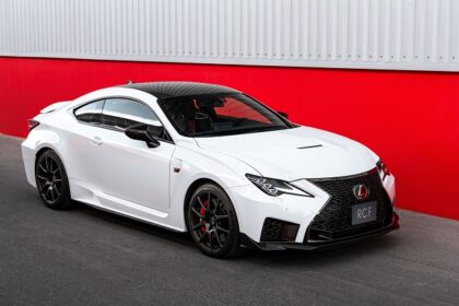 لكزس RC F سيارة الكوبيه الشهيرة