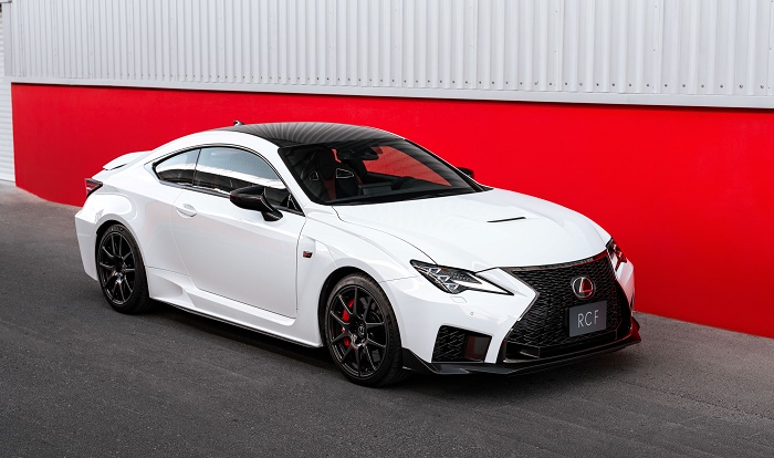 لكزس RC F سيارة الكوبيه الشهيرة
