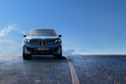BMW تطرح أول طراز من فئة Neue Klasse (نويه كلاسه) يدخل مرحلة الإنتاج التجاري