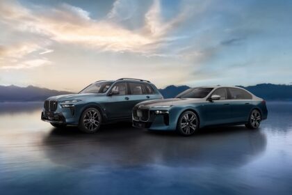 كشفت مجموعة BMW الشرق الأوسط عن خمسة تصاميم حصرية من برنامج BMW Individual لطرازي BMW الفئة السابعة وBMW X7، وذلك لتسليط الضوء على البرنامج التصميمي الفريد الذي يقدم للعملاء في الشرق الأوسط فرصة حصرية لاقتناء السيارات المتميزة بتصميم مختلف والمتوفرة بكمية محدودة في المنطقة. يشكّل برنامج Individual ذروة إمكانات التخصيص لدى BMW حيث يتيح للعملاء الابتكار في التصميم ويمنحهم فرصة إضافة بصمتهم الشخصية والفريدة إلى مركبة BMW التي يمتلكونها. فكل واحد من التصاميم الخمسة عبارة عن مزيج متوازن بين الألوان والمواد والتجهيزات المستوحاة من المنطقة والمصممة لتلبّي تطلّعات العملاء المحليين وتراعي أذواقهم، بحيث يحظون بفرصة اقتناء مركبة متكاملة مصممة حسب طلبهم. حرفيّة التصميم حسب الطلب شكّل برنامج BMW Individual منذ انطلاقته عام 1985 ضمنBMW Motorsport GmbH التي باتت تُعرف حالياً باسم BMW M GmbHمشغلاً فريداً من نوعه لتخصيص السيارات. فبعدما اقتصر عمله في البداية على فئة صغيرة من الطرازات وعلى تنفيذ التصاميم المخصصة لمجموعة محددة من العملاء من مالكي السيارات الحصرية المصنوعة يدوياً، سرعان ما توسّع ليشمل تجهيزات خاصة وألوان طلاء نادرة وتطعيمات جلدية تطال كافة الطرازات التي تنتجها علامة BMW والتي حافظت على التزامها الدائم بالجودة والأمان. وتطوّر برنامج BMW Individual على مرّ العقود ليتحول إلى منصة إبداعية لأشهر المصممين والحرفيين في العالم، حيث أنتج المصمم كارل لاغرفيلد سيارة BMW الفئة السابعة طراز 1992 من تصميمه مروراً بأشهر الإبداعات الأخرى مثل نسخة THE NEXT 100 YEARS من BMW الفئة السابعة التي أنتجت منها مئة وحدة فقط، و BMW Individualالفئة السابعة من توقيع الفنانة المخضرمة إستير ماهلانغو، وسيارةBMW M850i Night Sky التي دخلت في تصميمها عناصر مستخرجة من نيزك، إضافة إلى نسخة Pearl Edition الحصرية من طرازات BMW الفئة السابعة وBMW الفئة السادسة غران كوبيه التي أنتجت منها 88 وحدة. وقد اختصر كل واحد من هذه المشاريع التصميمية المبتكرة جوهر الإبداع الفني الحرفي في مجال السيارات وتفرّده. خمسة تصاميم مبتكرة لتفرّد لا حدود له طوّر برنامج BMW Individual التصاميم الخمسة الجديدة بالتعاون الوثيق مع مجموعة BMW الشرق الأوسط، ويعكس كل منها رؤية متكاملة تشمل أدقّ التفاصيل كإستخدام جلد ميرينو الحصري في المقصورة الداخلية، وتفاصيل تصميمية متقنة أخرى كاللمسات الجلدية المستخدمة على نطاق واسع، ومصابيح BMW الكريستالية الأمامية مع خاصية Iconic Glow، وعناصر Crafted Clarityالزجاجية والكريستالية. ومن السمات المميزة لهذه النسخ من السيارات ألوان طلاءات BMW Individual الحصرية المستخدمة فيها، حيث يبرز في هذا المجال مفهوم "التناغم الثنائي" المعبّر من خلال اعتماد ألوان الطلاء المتناغمة ذاتها في كل من طرازي BMW الفئة السابعة وBMW X7، ومن بينها لون Maldives Blueالأزرق، وMora البنفسجي، وطلاء Macadamia Metallicالبني المعدني. وتتألق BMW الفئة السابعة بتركيبة مميزة وأنيقة من لون Maldives Blue الأزرق المستوحى من سواحل المنطقة الفيروزية ولون Mora Metallic البنفسجي المعدني الذي يستحضر الليالي العربية، واللذين يتكاملان بكل سلاسة مع لون Oxide Grey Metallic الرمادي المعدني ليمنحا السيارة طلّة مميزة مع لمسة من التطور والحداثة. ويبرز تميّز لوحة الألوان الحصرية هذه من خلال تقديم نسخة من طراز BMW الفئة السابعة بلونين إضافيين: الأولى بلون Frozen Deep Green Metallic الأخضر المعدني الداكن الجذاب بنعومته، والثانية بلون الأحمر الياقوتي المعدني Ruby Red Pearl Effect Metallic الذي يتكامل مع الأناقة الدائمة للونBlack Sapphire Metallic الأسود المعدني. وقد صُممت كل نسخة لتلفت الأنظار بتميّز تصميمها وتطوّرها المتفوّق. وقال كريم-كريستيان حريريان، المدير الإداري لمجموعة BMW الشرق الأوسط: "إنّ الهدف من برنامج BMW Individual لا يقتصر على ابتكار السيارات، بل نسعى من خلاله إلى تقديم تجارب شخصية للعملاء تخاطب أحاسيسهم وتواكب تطلّعاتهم. فكل تصميم نطرحه من تصاميم BMW Individual هو تعبير فريد من نوعه عن الحصرية والتميّز، ووسيلة تمكّن عملاءنا من تحويل حلمهم إلى واقع ملموس. فلا شكّ أنّ الأحاسيس التي ترافق إمتلاك سيارة من تصميم برنامج BMW Individual هي أحاسيس عميقة، إذ يشعر العميل بالفخر والتميّز وبمتعة قيادة تحفة فنية تعكس أسلوبه الشخصي. ونتطلّع لمواصلة إحياء هذا التراث القائم على الحرفية في التصميم حسب الطلب، حيث نولي كل تفصيل العناية والدقة اللازمة لتعزيز ارتباط العميل بسيارته وإحساسه بالفخامة." ويمكن للعملاء الاختيار بين أنواع متعددة من المحرّكات بمستويات مختلفة من القوة سواءً رغبوا في اقتناء سيارة BMW i7 M70 كهربائية كلياً أو طراز BMW X7 M60 المزوّد بمحرك عامل بالوقود، وذلك من دون أيّ مساومة على الحرفيّة أو جودة المزايا والتجهيزات المصممة حسب الطلب. وتتضمن التجهيزات التي تركز على المنطقة مقاعد مهوّاة، وأنظمة تعطير للهواء، إضافة إلى نظام موسّع للتحكّم بالحرارة، وسقف زجاجي بانورامي مضاء، ونظام ترفيه متقدم للمقاعد الخلفية، مما يرتقي بمستويات الراحة والتميّز في كل رحلة يقوم بها العميل. تتوفر سيارات BMW بتصاميم BMW Individual الخمسة بكمية محدودة لدى الوكلاء الحصريين والموزّعين المعتمدين في منطقة الشرق الأوسط. برنامجBMW Individual Manufaktur : إبداعات فريدة لا تقيّدها حدود يقدم برنامج BMW Individual Manufaktur للعملاء الذين يرغبون في اقتناء سيارة BMWنادرة ذات تصميم مخصّص إلى أبعد المستويات، إبداعات فريدة ومصممة حسب طلبهم. فالمتخصصون العاملون في البرنامج يحرصون على تحويل الرؤى إلى واقع ملموس عبر تخصيص خيارات الفرش، بما في ذلك التصاميم متعددة الألوان، ومساند الرأس المطرّزة، وعتبات الأبواب التي تحمل طابعاً شخصياً، والعناصر التزيينية الحصرية. فكلّ مكوّن يخضع للاختبارات الصارمة ذاتها التي تخضع لها قطع غيار BMW القياسية لضمان أعلى معايير الجودة والأمان. ويمكن للعملاء أيضاً الاطلاع على خيارات طلاء BMW Individual الثنائية الحصرية حيث يتوفر حالياً أكثر من 100 لون خاص وتركيبة ألوان طلاء ثنائية يتم تنفيذها يدوياً بدقة متناهية، مع الإشارة إلى توفّر لونين فقط للسقف هما Black Sapphire الأسود وOxide Grey الرمادي. وبالإضافة إلى مجموعة الألوان الحالية، يمكن للعملاء طلب درجة لون طلاء جديدة كلياً أو عناصر تزيينية محددة داخل المقصورة حيث يحرص المصممون على تنفيذها حصرياً لتتناسب مع رؤيتهم الشخصية، بدءاً من مزيج ألوان الهيكل الخارجي المخصصة وصولاً إلى لون الجلد المستخدم في المقصورة والمواد التزيينية المختارة يدوياً. توسيع نطاق فنّ الطلاء تلتزم مجموعة BMW بحرفيّة التصميم حسب الطلب وبمواصلة تنميته، حيث تستثمر أكثر من 30 مليون يورو في بناء مركز جديد للطلاء في مصنع دينغولفينغ من المقرر افتتاحه عام 2027. يمتدّ المرفق الجديد على مساحة تفوق الألفي متر مربع، حيث سيسهم في توفير المزيد من خيارات الطلاء المتاحة ضمن برنامج BMW Individual ليصل عددها إلى 300 درجة لون، وتركيبة ألوان ثنائية متقدمة، وعملية دهان معقّدة تجمع بين الدقة الآلية والطلاء اليدوي الحرفي. كما سيسهم افتتاح المركز الجديد في تقليص أوقات الإنتاج وتكاليفه وسيعتمد نمط عمل أكثر استدامة من خلال استخدام أفران التجفيف العاملة بالكهرباء.