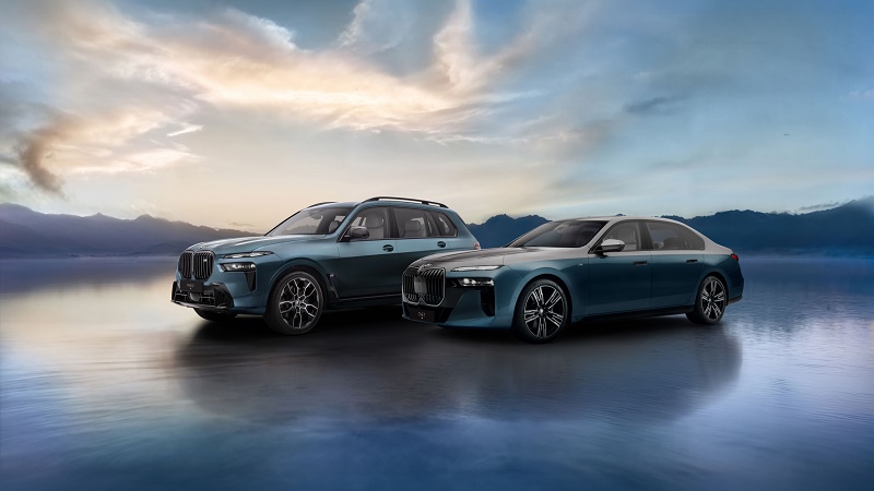 كشفت مجموعة BMW الشرق الأوسط عن خمسة تصاميم حصرية من برنامج BMW Individual لطرازي BMW الفئة السابعة وBMW X7، وذلك لتسليط الضوء على البرنامج التصميمي الفريد الذي يقدم للعملاء في الشرق الأوسط فرصة حصرية لاقتناء السيارات المتميزة بتصميم مختلف والمتوفرة بكمية محدودة في المنطقة. يشكّل برنامج Individual ذروة إمكانات التخصيص لدى BMW حيث يتيح للعملاء الابتكار في التصميم ويمنحهم فرصة إضافة بصمتهم الشخصية والفريدة إلى مركبة BMW التي يمتلكونها. فكل واحد من التصاميم الخمسة عبارة عن مزيج متوازن بين الألوان والمواد والتجهيزات المستوحاة من المنطقة والمصممة لتلبّي تطلّعات العملاء المحليين وتراعي أذواقهم، بحيث يحظون بفرصة اقتناء مركبة متكاملة مصممة حسب طلبهم. حرفيّة التصميم حسب الطلب شكّل برنامج BMW Individual منذ انطلاقته عام 1985 ضمنBMW Motorsport GmbH التي باتت تُعرف حالياً باسم BMW M GmbHمشغلاً فريداً من نوعه لتخصيص السيارات. فبعدما اقتصر عمله في البداية على فئة صغيرة من الطرازات وعلى تنفيذ التصاميم المخصصة لمجموعة محددة من العملاء من مالكي السيارات الحصرية المصنوعة يدوياً، سرعان ما توسّع ليشمل تجهيزات خاصة وألوان طلاء نادرة وتطعيمات جلدية تطال كافة الطرازات التي تنتجها علامة BMW والتي حافظت على التزامها الدائم بالجودة والأمان. وتطوّر برنامج BMW Individual على مرّ العقود ليتحول إلى منصة إبداعية لأشهر المصممين والحرفيين في العالم، حيث أنتج المصمم كارل لاغرفيلد سيارة BMW الفئة السابعة طراز 1992 من تصميمه مروراً بأشهر الإبداعات الأخرى مثل نسخة THE NEXT 100 YEARS من BMW الفئة السابعة التي أنتجت منها مئة وحدة فقط، و BMW Individualالفئة السابعة من توقيع الفنانة المخضرمة إستير ماهلانغو، وسيارةBMW M850i Night Sky التي دخلت في تصميمها عناصر مستخرجة من نيزك، إضافة إلى نسخة Pearl Edition الحصرية من طرازات BMW الفئة السابعة وBMW الفئة السادسة غران كوبيه التي أنتجت منها 88 وحدة. وقد اختصر كل واحد من هذه المشاريع التصميمية المبتكرة جوهر الإبداع الفني الحرفي في مجال السيارات وتفرّده. خمسة تصاميم مبتكرة لتفرّد لا حدود له طوّر برنامج BMW Individual التصاميم الخمسة الجديدة بالتعاون الوثيق مع مجموعة BMW الشرق الأوسط، ويعكس كل منها رؤية متكاملة تشمل أدقّ التفاصيل كإستخدام جلد ميرينو الحصري في المقصورة الداخلية، وتفاصيل تصميمية متقنة أخرى كاللمسات الجلدية المستخدمة على نطاق واسع، ومصابيح BMW الكريستالية الأمامية مع خاصية Iconic Glow، وعناصر Crafted Clarityالزجاجية والكريستالية. ومن السمات المميزة لهذه النسخ من السيارات ألوان طلاءات BMW Individual الحصرية المستخدمة فيها، حيث يبرز في هذا المجال مفهوم "التناغم الثنائي" المعبّر من خلال اعتماد ألوان الطلاء المتناغمة ذاتها في كل من طرازي BMW الفئة السابعة وBMW X7، ومن بينها لون Maldives Blueالأزرق، وMora البنفسجي، وطلاء Macadamia Metallicالبني المعدني. وتتألق BMW الفئة السابعة بتركيبة مميزة وأنيقة من لون Maldives Blue الأزرق المستوحى من سواحل المنطقة الفيروزية ولون Mora Metallic البنفسجي المعدني الذي يستحضر الليالي العربية، واللذين يتكاملان بكل سلاسة مع لون Oxide Grey Metallic الرمادي المعدني ليمنحا السيارة طلّة مميزة مع لمسة من التطور والحداثة. ويبرز تميّز لوحة الألوان الحصرية هذه من خلال تقديم نسخة من طراز BMW الفئة السابعة بلونين إضافيين: الأولى بلون Frozen Deep Green Metallic الأخضر المعدني الداكن الجذاب بنعومته، والثانية بلون الأحمر الياقوتي المعدني Ruby Red Pearl Effect Metallic الذي يتكامل مع الأناقة الدائمة للونBlack Sapphire Metallic الأسود المعدني. وقد صُممت كل نسخة لتلفت الأنظار بتميّز تصميمها وتطوّرها المتفوّق. وقال كريم-كريستيان حريريان، المدير الإداري لمجموعة BMW الشرق الأوسط: "إنّ الهدف من برنامج BMW Individual لا يقتصر على ابتكار السيارات، بل نسعى من خلاله إلى تقديم تجارب شخصية للعملاء تخاطب أحاسيسهم وتواكب تطلّعاتهم. فكل تصميم نطرحه من تصاميم BMW Individual هو تعبير فريد من نوعه عن الحصرية والتميّز، ووسيلة تمكّن عملاءنا من تحويل حلمهم إلى واقع ملموس. فلا شكّ أنّ الأحاسيس التي ترافق إمتلاك سيارة من تصميم برنامج BMW Individual هي أحاسيس عميقة، إذ يشعر العميل بالفخر والتميّز وبمتعة قيادة تحفة فنية تعكس أسلوبه الشخصي. ونتطلّع لمواصلة إحياء هذا التراث القائم على الحرفية في التصميم حسب الطلب، حيث نولي كل تفصيل العناية والدقة اللازمة لتعزيز ارتباط العميل بسيارته وإحساسه بالفخامة." ويمكن للعملاء الاختيار بين أنواع متعددة من المحرّكات بمستويات مختلفة من القوة سواءً رغبوا في اقتناء سيارة BMW i7 M70 كهربائية كلياً أو طراز BMW X7 M60 المزوّد بمحرك عامل بالوقود، وذلك من دون أيّ مساومة على الحرفيّة أو جودة المزايا والتجهيزات المصممة حسب الطلب. وتتضمن التجهيزات التي تركز على المنطقة مقاعد مهوّاة، وأنظمة تعطير للهواء، إضافة إلى نظام موسّع للتحكّم بالحرارة، وسقف زجاجي بانورامي مضاء، ونظام ترفيه متقدم للمقاعد الخلفية، مما يرتقي بمستويات الراحة والتميّز في كل رحلة يقوم بها العميل. تتوفر سيارات BMW بتصاميم BMW Individual الخمسة بكمية محدودة لدى الوكلاء الحصريين والموزّعين المعتمدين في منطقة الشرق الأوسط. برنامجBMW Individual Manufaktur : إبداعات فريدة لا تقيّدها حدود يقدم برنامج BMW Individual Manufaktur للعملاء الذين يرغبون في اقتناء سيارة BMWنادرة ذات تصميم مخصّص إلى أبعد المستويات، إبداعات فريدة ومصممة حسب طلبهم. فالمتخصصون العاملون في البرنامج يحرصون على تحويل الرؤى إلى واقع ملموس عبر تخصيص خيارات الفرش، بما في ذلك التصاميم متعددة الألوان، ومساند الرأس المطرّزة، وعتبات الأبواب التي تحمل طابعاً شخصياً، والعناصر التزيينية الحصرية. فكلّ مكوّن يخضع للاختبارات الصارمة ذاتها التي تخضع لها قطع غيار BMW القياسية لضمان أعلى معايير الجودة والأمان. ويمكن للعملاء أيضاً الاطلاع على خيارات طلاء BMW Individual الثنائية الحصرية حيث يتوفر حالياً أكثر من 100 لون خاص وتركيبة ألوان طلاء ثنائية يتم تنفيذها يدوياً بدقة متناهية، مع الإشارة إلى توفّر لونين فقط للسقف هما Black Sapphire الأسود وOxide Grey الرمادي. وبالإضافة إلى مجموعة الألوان الحالية، يمكن للعملاء طلب درجة لون طلاء جديدة كلياً أو عناصر تزيينية محددة داخل المقصورة حيث يحرص المصممون على تنفيذها حصرياً لتتناسب مع رؤيتهم الشخصية، بدءاً من مزيج ألوان الهيكل الخارجي المخصصة وصولاً إلى لون الجلد المستخدم في المقصورة والمواد التزيينية المختارة يدوياً. توسيع نطاق فنّ الطلاء تلتزم مجموعة BMW بحرفيّة التصميم حسب الطلب وبمواصلة تنميته، حيث تستثمر أكثر من 30 مليون يورو في بناء مركز جديد للطلاء في مصنع دينغولفينغ من المقرر افتتاحه عام 2027. يمتدّ المرفق الجديد على مساحة تفوق الألفي متر مربع، حيث سيسهم في توفير المزيد من خيارات الطلاء المتاحة ضمن برنامج BMW Individual ليصل عددها إلى 300 درجة لون، وتركيبة ألوان ثنائية متقدمة، وعملية دهان معقّدة تجمع بين الدقة الآلية والطلاء اليدوي الحرفي. كما سيسهم افتتاح المركز الجديد في تقليص أوقات الإنتاج وتكاليفه وسيعتمد نمط عمل أكثر استدامة من خلال استخدام أفران التجفيف العاملة بالكهرباء.