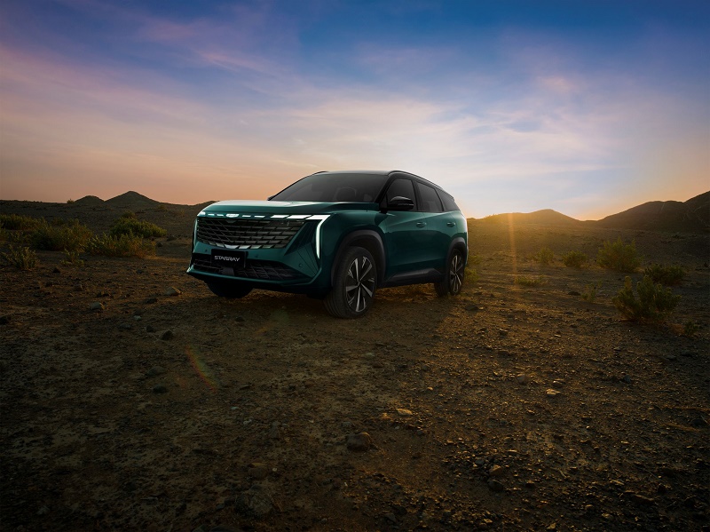 جيلي ستاراي سيارة الدفع الرباعي الجديدة بتصميم جريء وأداء استثنائي. تواصل علامة جيلي ريادتها في عالم السيارات بالكشف عن أحدث إضافة إلى مجموعتها المميزة.  جيلي ستاراي  الجديدة كليًا. هذه السيارة الرياضية متعددة الاستعمالات (SUV) رباعية الدفع تأتي بتصميم يجمع بين الجرأة والأناقة. ومصممة خصيصًا لتلبية متطلبات الطرق المختلفة في الإمارات العربية المتحدة وخارجها. أعلن المركز الميكانيكي للخليج العربي. الوكيل الرسمي لجيلي في الإمارات، عن إطلاق هذا الطراز المبتكر الذي يعد بتجربة قيادة لا مثيل لها. جيلي ستاراي تصميم يأسرك وأداء يتحدى التضاريس: تتمتع جيلي ستاراي 2024 بتصميم خارجي يلفت الأنظار، يعكس روح المغامرة والاستكشاف. الواجهة الأمامية "Energy Storm" المميزة من جيلي تبرز الخطوط الديناميكية الانسيابية، ويكتمل التصميم بجناح خلفي أنيق يعزز الثبات عند السرعات العالية. هذه السيارة ليست مجرد مظهر جذاب، بل هي قوة على الطريق بفضل محركها سعة 2 لتر المزود بشاحن توربيني، والذي يضمن أداءً عاليًا واستقرارًا لا يضاهى على مختلف التضاريس والظروف الجوية. قوة لا تُضاهى ودفع رباعي ذكي: صُممت جيلي ستاراي الجديدة لعشاق الرحلات والاستكشاف، حيث تقدم مزيجًا مثاليًا من الثقة على الطرق الوعرة والراحة الفاخرة. ينتج المحرك القوي 238 حصانًا وعزم دوران يصل إلى 350 نيوتن متر، ويتكامل بسلاسة مع ناقل حركة أوتوماتيكي بثماني سرعات. يتيح نظام الدفع الرباعي المتطور توزيع العزم بذكاء بين المحورين الأمامي والخلفي، مما يضمن ثباتًا وتحكمًا مثاليًا في القيادة على الرمال، الحصى، أو الطرق المبتلة. مقصورة داخلية فسيحة وفخمة: تتفوق جيلي ستاراي في فئتها من حيث رحابة المقصورة، بفضل قاعدة عجلات بطول 2,777 ملم، مما يوفر أوسع مساحة داخلية. التصميم الداخلي يجسد الفخامة والتقنية، ويشتمل على: مقاعد فائقة الحساسية والراحة بتقنية الوسائد الهوائية. شاشة لمس مركزية كبيرة قياس 13.2 بوصة بدقة 2K. شاشة LCD قياس 10.25 بوصة مع خاصية عرض معلومات على الزجاج الأمامي (HUD). نظام صوتي Harman™ Infinity فاخر مدمج في مساند الرأس. إضاءة محيطية تتناغم مع الموسيقى لخلق جو مميز. مساعد صوتي ذكي مع شحن لاسلكي وخاصية عرض الهاتف على الشاشة. سقف بانورامي يضيء المقصورة بضوء طبيعي يعزز الإحساس بالاتساع. لأقصى درجات المرونة، يمكن طي المقاعد الخلفية بالكامل لتوفير مساحة تخزين تصل إلى 1,610 لتر، مما يجعلها مثالية لنقل المعدات كبيرة الحجم ومستلزمات المغامرات. تقنيات سلامة ومساعدة سائق متقدمة: تضع جيلي ستاراي الأمان في مقدمة أولوياتها، حيث تتضمن مجموعة شاملة من تقنيات السلامة ومساعدة السائق المبتكرة: نظام التعرف على إشارات المرور. مساعد القيادة على الطرق السريعة. مساعد البقاء في المسار. نظام رصد النقاط العمياء. تنبيه حركة المرور الخلفية. نظام كاميرات عالية الدقة بزاوية 360 درجة مع رؤية شفافة للهيكل، لتسهيل المناورة في المساحات الضيقة وتجاوز العقبات على الطرق الوعرة. جيلي ستاراي: التزام جيلي بالتميز: تعليقًا على هذا الإطلاق، صرح الدكتور أندرياس شاف، مدير مجموعة البطحاء للسيارات: "صُممت جيلي ستاراي رباعية الدفع للسائقين الذين يبحثون عن الأداء والأناقة والتكنولوجيا المتقدمة. يوفر نظام الدفع الرباعي المتطور ثباتًا وتحكمًا على مختلف التضاريس، مع قدرة على التألق على شوارع البيئات الحضرية أو المسارات الصحراوية الوعرة، مما يمنح العملاء في الإمارات حرية الاستكشاف بثقة كاملة." ويكتمل حضور جيلي ستاراي بمصابيح أمامية Particle Ray ومصابيح خلفية بتصميم Flying Arrow، وتتوفر بخمسة ألوان مميزة: الأسود، الفضي، الأبيض، الأزرق، والأخضر الداكن، بالإضافة إلى عجلات كبيرة قياس 20 بوصة. ويمثل إطلاق جيلي ستاراي  جزءًا من عام حافل لعلامة جيلي في المركز الميكانيكي للخليج العربي، والذي شهد إطلاق طرازات مثل جيلي EX5 الكهربائي، مونجارو، وسيتي راي، إلى جانب افتتاح صالات عرض جديدة في مواقع استراتيجية بدبي وأبوظبي والعين. تعد جيلي ستاراي  خيارًا مثاليًا لمن يبحث عن سيارة دفع رباعي تجمع بين التصميم العصري، الأداء القوي، والمقصورة الداخلية الفاخرة المليئة بالتقنيات الذكية. إنها سيارة مصممة للمغامرة، جاهزة لتأخذك إلى آفاق جديدة بثقة وراحة.