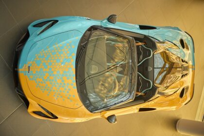 ماكلارين أرتورا سبايدر Geo-Hex أيقونة التفرد تشرق في سماء دبي