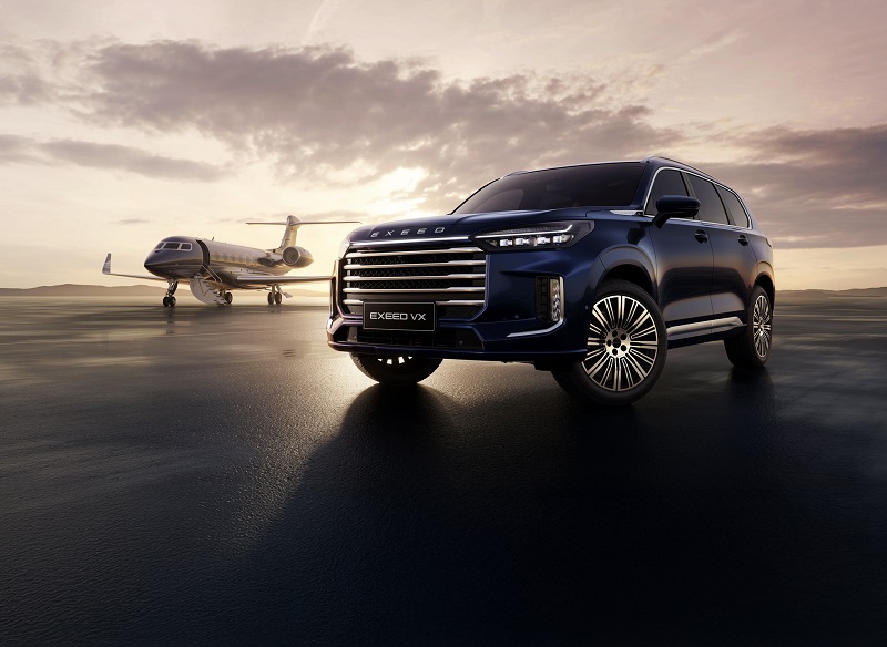 دبي، الإمارات العربية المتحدة – كشفت شركة إكسيد (Exeed)، العلامة الفاخرة لـ الغرير للسيارات، عن تحفتها الجديدة: طراز VX 2026. يمثل هذا الطراز الجديد كلياً تطوراً لافتاً في التصميم والأداء، ليقدم تجربة قيادة فاخرة تجمع بين الذكاء، الراحة المطلقة، والفخامة التي تليق بالسائقين في دولة الإمارات العربية المتحدة. يعزز هذا الطراز المبتكر رؤية إكسيد من الغرير في توفير تجارب تنقل راقية ومتكاملة للجميع. VX 2026: مواصفات ترتقي بتجربة القيادة يأتي طراز إكسيد VX 2026 بمجموعة من الميزات التي تضمن لك قيادة واثقة ومريحة، حتى في أزحم شوارع المدينة: محرك مطور: سعة 2.0 TGDI قوي وفعال. نظام تعليق متكيف (CDC): لراحة وثبات لا مثيل لهما. نظام دفع رباعي متّجه للعزم (Vectoring AWD): لسيطرة فائقة على الطريق. تقنية تصوير بانورامية 540 درجة: لرؤية شاملة ومساعدة في الركن. مساعد الاصطفاف الذاتي الكامل: لجعل الركن مهمة سهلة للغاية. هندسة متطورة تمنحك الثقة على كل طريق تجسد سيارة إكسيد VX 2026 التزام الغرير بتقديم سيارات تجمع بين الأداء المتفوق والراحة القصوى. تأتي السيارة بترقيات هندسية تعزز السيطرة والثبات على مختلف الطرقات. يعمل المحرك الجديد بسعة 2.0 TGDI مع ناقل حركة أوتوماتيكي من 8 سرعات ونظام دفع رباعي متطور، مما يوفر أداءً متوازناً يجمع بين الكفاءة والقوة اليومية التي تحتاجها. يضيف نظام التعليق المتكيف (CDC) ونظام الدفع الرباعي الموجه للعزم (Vectoring AWD)، بالإضافة إلى الحماية السفلية المعززة، تجربة قيادة أكثر سلاسة وثباتاً، سواء كنت تتنقل في شوارع المدينة المزدحمة أو تستمتع بالقيادة على الطرق السريعة المفتوحة. تقنية ذكية تتوقع كل حركة وتضمن السلامة يتميز طراز VX 2026 بذكائه الفائق في الاستجابة وقدرته على توقع احتياجات السائق. يضم الطراز تقنية التصوير البانورامي عالية الدقة بزاوية 540 درجة، ونظام الاصطفاف الذاتي الكامل (Full Auto-Parking Assistance) لتسهيل القيادة والاصطفاف في الأماكن المزدحمة. تشمل أنظمة المساعدة الذكية الأخرى نظام الحفاظ على المسار، وكشف النقطة العمياء، ونظام تثبيت السرعة التفاعلي، مما يمنح السائق راحة وثقة تامة على طرقات الإمارات النابضة بالحركة. كما يوفر نظام Keyless Go لتشغيل السيارة والدخول دون مفتاح سهولة كاملة في الاستخدام، إلى جانب نظام مراقبة الإرهاق بتقنية تتبع حركة العين، مما يعزز مستويات الأمان ويؤكد التزام إكسيد من الغرير بالسلامة الذكية. حيث يلتقي الإبداع بالحرفية: فخامة المقصورة والتصميم الخارجي داخل مقصورة إكسيد VX 2026، ستجد مزيجاً متناغماً من الأناقة والوظائف العملية. صممت المقصورة الرحبة بسبعة مقاعد لتلبية احتياجات العائلات الباحثة عن الراحة والمساحة، ورجال الأعمال الذين يقدرون الرفاهية والتصميم المتقن. تأتي المقاعد مكسوة بجلد نابا الفاخر والمثقب مع خاصية التدليك في المقاعد الأمامية. يتكامل نظام المعلومات والترفيه بشاشة تعمل باللمس قياس 15.6 بوصة مع شاشة للراكب الأمامي قياس 12.3 بوصة، ونظام صوتي من 23 مكبراً مع تقنية عزل الضوضاء النشطة (ANC) لتجربة صوتية غامرة. كما تضم المقصورة شاحنين لاسلكيين مزدوجين، وإضاءة محيطية متعددة الألوان لجو مريح ومتناغم، وسقفاً بانورامياً يضفي إشراقاً على كل رحلة. تبرز اللمسات الجديدة في التصميم الخارجي أناقة عصرية بألوان تشمل الأزرق الداكن، الكاكي الأبيض، والأخضر الشفقي (Auroral Green)، مع شبك أمامي معاد التصميم، وتواقيع إضاءة LED أنيقة، وجنوط معدنية جديدة مقاس 20 بوصة تعزز من حضور السيارة الراقي على الطريق. التزام متجدد بالابتكار والفخامة بمتناول اليد وفي هذا السياق، صرح أوسكار ريفولي، الرئيس التنفيذي لقطاع السيارات في الغرير للتنقل: "يمثل إطلاق طراز VX 2026 خطوة جديدة في مسيرة إكسيد من الغرير نحو تقديم حلول تنقل مبتكرة تعزز تجربة القيادة اليومية في دولة الإمارات. فمع أنظمة الهيكل المطورة، وتقنيات الأمان المتقدمة، ومستويات الراحة الفائقة، نواصل التزامنا بجعل السيارات الفاخرة في متناول شريحة أوسع من السائقين دون أي تنازل عن الجودة أو الأداء." تجربة راقية بثقة تامة: الأسعار والخدمات يتوفر طراز إكسيد VX 2026 ابتداءً من 134,999 درهماً إماراتياً بفئتين هما Luxury وFlagship، لتلبية مختلف أساليب القيادة وتفضيلات السائقين. تقدم إكسيد من الغرير أيضاً باقة متكاملة من خدمات ما بعد البيع تشمل ضماناً لمدة سبع سنوات، ومساعدة على الطريق لمدة سبع سنوات، وخدمة صيانة تصل إلى خمس سنوات، وتأميناً مجانياً لمدة عام، لتمنح العملاء راحة بال وثقة تدوم طوال الرحلة. يمكن للسائقين استكشاف طراز VX 2026 الجديد في صالات عرض إكسيد من الغرير المنتشرة في أنحاء الدولة، بما في ذلك صالة جولد دايموند بارك مقابل محطة مترو إكويتي، وصالة D74 – طريق الاتحاد في الخبيصي بدبي، وصالة شارع الشيخ راشد بن سعيد في رأس الخيمة، بالإضافة إلى صالة الكورنيش – الخالدية في أبوظبي.