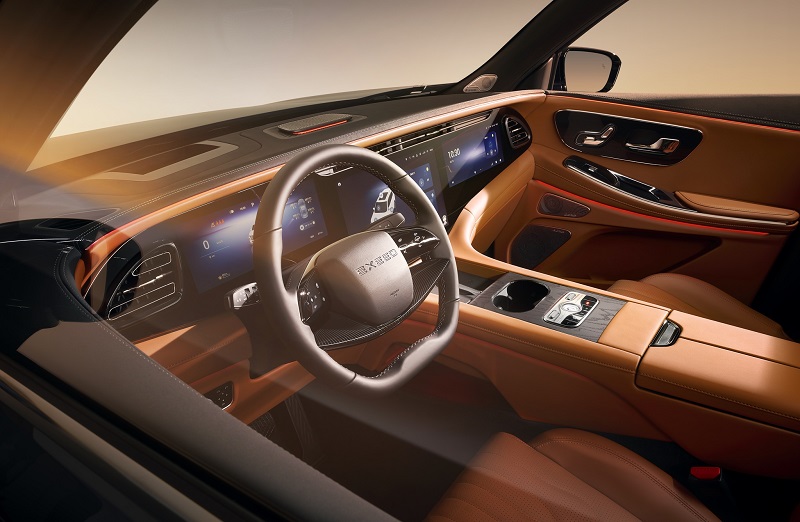 دبي، الإمارات العربية المتحدة – كشفت شركة إكسيد (Exeed)، العلامة الفاخرة لـ الغرير للسيارات، عن تحفتها الجديدة: طراز VX 2026. يمثل هذا الطراز الجديد كلياً تطوراً لافتاً في التصميم والأداء، ليقدم تجربة قيادة فاخرة تجمع بين الذكاء، الراحة المطلقة، والفخامة التي تليق بالسائقين في دولة الإمارات العربية المتحدة. يعزز هذا الطراز المبتكر رؤية إكسيد من الغرير في توفير تجارب تنقل راقية ومتكاملة للجميع.
VX 2026: مواصفات ترتقي بتجربة القيادة
يأتي طراز إكسيد VX 2026 بمجموعة من الميزات التي تضمن لك قيادة واثقة ومريحة، حتى في أزحم شوارع المدينة:
محرك مطور: سعة 2.0 TGDI قوي وفعال.
نظام تعليق متكيف (CDC): لراحة وثبات لا مثيل لهما.
نظام دفع رباعي متّجه للعزم (Vectoring AWD): لسيطرة فائقة على الطريق.
تقنية تصوير بانورامية 540 درجة: لرؤية شاملة ومساعدة في الركن.
مساعد الاصطفاف الذاتي الكامل: لجعل الركن مهمة سهلة للغاية.
هندسة متطورة تمنحك الثقة على كل طريق
تجسد سيارة إكسيد VX 2026 التزام الغرير بتقديم سيارات تجمع بين الأداء المتفوق والراحة القصوى. تأتي السيارة بترقيات هندسية تعزز السيطرة والثبات على مختلف الطرقات. يعمل المحرك الجديد بسعة 2.0 TGDI مع ناقل حركة أوتوماتيكي من 8 سرعات ونظام دفع رباعي متطور، مما يوفر أداءً متوازناً يجمع بين الكفاءة والقوة اليومية التي تحتاجها.
يضيف نظام التعليق المتكيف (CDC) ونظام الدفع الرباعي الموجه للعزم (Vectoring AWD)، بالإضافة إلى الحماية السفلية المعززة، تجربة قيادة أكثر سلاسة وثباتاً، سواء كنت تتنقل في شوارع المدينة المزدحمة أو تستمتع بالقيادة على الطرق السريعة المفتوحة.
تقنية ذكية تتوقع كل حركة وتضمن السلامة
يتميز طراز VX 2026 بذكائه الفائق في الاستجابة وقدرته على توقع احتياجات السائق. يضم الطراز تقنية التصوير البانورامي عالية الدقة بزاوية 540 درجة، ونظام الاصطفاف الذاتي الكامل (Full Auto-Parking Assistance) لتسهيل القيادة والاصطفاف في الأماكن المزدحمة.
تشمل أنظمة المساعدة الذكية الأخرى نظام الحفاظ على المسار، وكشف النقطة العمياء، ونظام تثبيت السرعة التفاعلي، مما يمنح السائق راحة وثقة تامة على طرقات الإمارات النابضة بالحركة. كما يوفر نظام Keyless Go لتشغيل السيارة والدخول دون مفتاح سهولة كاملة في الاستخدام، إلى جانب نظام مراقبة الإرهاق بتقنية تتبع حركة العين، مما يعزز مستويات الأمان ويؤكد التزام إكسيد من الغرير بالسلامة الذكية.
حيث يلتقي الإبداع بالحرفية: فخامة المقصورة والتصميم الخارجي
داخل مقصورة إكسيد VX 2026، ستجد مزيجاً متناغماً من الأناقة والوظائف العملية. صممت المقصورة الرحبة بسبعة مقاعد لتلبية احتياجات العائلات الباحثة عن الراحة والمساحة، ورجال الأعمال الذين يقدرون الرفاهية والتصميم المتقن.
تأتي المقاعد مكسوة بجلد نابا الفاخر والمثقب مع خاصية التدليك في المقاعد الأمامية. يتكامل نظام المعلومات والترفيه بشاشة تعمل باللمس قياس 15.6 بوصة مع شاشة للراكب الأمامي قياس 12.3 بوصة، ونظام صوتي من 23 مكبراً مع تقنية عزل الضوضاء النشطة (ANC) لتجربة صوتية غامرة. كما تضم المقصورة شاحنين لاسلكيين مزدوجين، وإضاءة محيطية متعددة الألوان لجو مريح ومتناغم، وسقفاً بانورامياً يضفي إشراقاً على كل رحلة.
تبرز اللمسات الجديدة في التصميم الخارجي أناقة عصرية بألوان تشمل الأزرق الداكن، الكاكي الأبيض، والأخضر الشفقي (Auroral Green)، مع شبك أمامي معاد التصميم، وتواقيع إضاءة LED أنيقة، وجنوط معدنية جديدة مقاس 20 بوصة تعزز من حضور السيارة الراقي على الطريق.
التزام متجدد بالابتكار والفخامة بمتناول اليد
وفي هذا السياق، صرح أوسكار ريفولي، الرئيس التنفيذي لقطاع السيارات في الغرير للتنقل:
"يمثل إطلاق طراز VX 2026 خطوة جديدة في مسيرة إكسيد من الغرير نحو تقديم حلول تنقل مبتكرة تعزز تجربة القيادة اليومية في دولة الإمارات. فمع أنظمة الهيكل المطورة، وتقنيات الأمان المتقدمة، ومستويات الراحة الفائقة، نواصل التزامنا بجعل السيارات الفاخرة في متناول شريحة أوسع من السائقين دون أي تنازل عن الجودة أو الأداء."
تجربة راقية بثقة تامة: الأسعار والخدمات
يتوفر طراز إكسيد VX 2026 ابتداءً من 134,999 درهماً إماراتياً بفئتين هما Luxury وFlagship، لتلبية مختلف أساليب القيادة وتفضيلات السائقين. تقدم إكسيد من الغرير أيضاً باقة متكاملة من خدمات ما بعد البيع تشمل ضماناً لمدة سبع سنوات، ومساعدة على الطريق لمدة سبع سنوات، وخدمة صيانة تصل إلى خمس سنوات، وتأميناً مجانياً لمدة عام، لتمنح العملاء راحة بال وثقة تدوم طوال الرحلة.
يمكن للسائقين استكشاف طراز VX 2026 الجديد في صالات عرض إكسيد من الغرير المنتشرة في أنحاء الدولة، بما في ذلك صالة جولد دايموند بارك مقابل محطة مترو إكويتي، وصالة D74 – طريق الاتحاد في الخبيصي بدبي، وصالة شارع الشيخ راشد بن سعيد في رأس الخيمة، بالإضافة إلى صالة الكورنيش – الخالدية في أبوظبي.