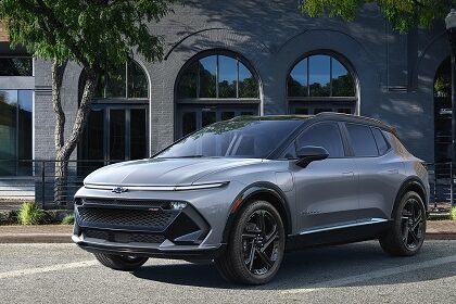 لطالما كان التحول نحو السيارات الكهربائية في منطقتنا العربية محفوفاً بسؤالين: "هل هي باهظة الثمن؟" و"هل ستصمد في أجوائنا الحارة؟". اليوم، تجيب شفروليه الشرق الأوسط بـ "لا" و"نعم" قاطعتين، عبر إطلاق أضخم تشكيلة كهربائية في تاريخها، تتضمن 4 طرازات تغطي كافة الاحتياجات من السيارة الشبابية الصغيرة إلى الـ SUV العائلية الرحبة. في هذا التقرير، نستعرض كيف غيّر هذا الإعلان قواعد اللعبة في السوق المحلي. 1. سبارك EUV: الحل الذكي لزحام المدينة لم تعد السيارة الكهربائية حكراً على الأثرياء. تقدم شفروليه طراز "سبارك EUV" كأرخص سيارة كهربائية عملية في فئتها (بسعر يبدأ من 79,900 درهم). لماذا تشتريها؟ إذا كنت تعيش نمط حياة سريعاً داخل المدينة، فهذه السيارة توفر لك مدى قيادة يصل إلى 360 كم. والأهم؟ تقنية الشحن السريع التي تمنحك 50 كم إضافية في وقت احتساء قهوتك (10 دقائق فقط). التكنولوجيا: تأتي بخمس شخصيات تصميمية مختلفة وشاشات متطورة، مما يجعلها امتداداً لهاتفك الذكي. 2. إكوينوكس EV: عندما تلتقي التكنولوجيا بالفخامة لمحبي الرفاهية والتقنيات الحديثة، تأتي "إكوينوكس EV" لتقدم تجربة قيادة متكاملة. السيارة ليست مجرد وسيلة نقل، بل مساعد شخصي بفضل تقنيات Google المدمجة وشاشات عملاقة (17.7 بوصة). الأداء: مدى قيادة مذهل يصل إلى 513 كم، وقوة 213 حصاناً، مما يعني أن الرحلات الطويلة بين المدن الخليجية باتت سهلة ومريحة. السعر: تبدأ من 169,900 درهم، شاملة باقة أمان وضمان طويلة الأمد. 3. كابتيفا (EV و PHEV): العائلية المفضلة.. الآن بقلب أخضر السيارة التي عشقتها العائلات لرحابتها، "كابتيفا"، تأتي الآن بخيارين للمحركات الصديقة للبيئة، لتثبت أن السيارات العائلية يمكن أن تكون اقتصادية أيضاً: الخيار الأول (لمحبي السفر): كابتيفا PHEV (الهجينة). تجمع بين البنزين والكهرباء لتعطيك مدى إجمالياً خرافياً يصل إلى 1,000 كم. وداعاً للقلق من نفاد الطاقة في الطرق الطويلة. (السعر: يبدأ من 104,900 درهم). الخيار الثاني (للتوفير اليومي): كابتيفا EV (كهربائية بالكامل). مثالية للتنقلات المدرسية والعمل بمدى 415 كم وشحن سريع من 0 لـ 80% في 45 دقيقة. (السعر: يبدأ من 109,900 درهم). لماذا تختار شفروليه الآن؟ ما يميز هذا الطرح الجديد هو "الموائمة الإقليمية". يؤكد فاروق جويد، الرئيس التنفيذي للتسويق في جنرال موتورز، أن هذه السيارات لم تُستورد عشوائياً، بل خضعت لاختبارات قاسية لتناسب حرارة الصيف في الخليج وتضاريسه. راحة البال: شراء سيارة كهربائية يتطلب ثقة، وشفروليه تقدمها عبر: ضمان 8 سنوات على البطارية. توفير شواحن منزلية (Wallbox) مع معظم الطرازات. شبكة وكلاء قوية للصيانة والدعم. الخلاصة: مع هذه التشكيلة، لم يعد هناك مبرر لتأجيل قرار الشراء. سواء كنت تبحث عن التوفير، الأداء، أو المساحة العائلية، فإن شفروليه وضعت الخيار المناسب أمام منزلك