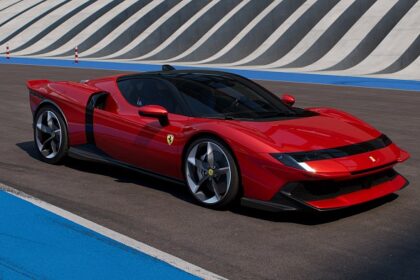 فيراري 849 تستاروسا تظهر لأول مرة في الشرق الأوسط في كازا فيراري أبوظبي