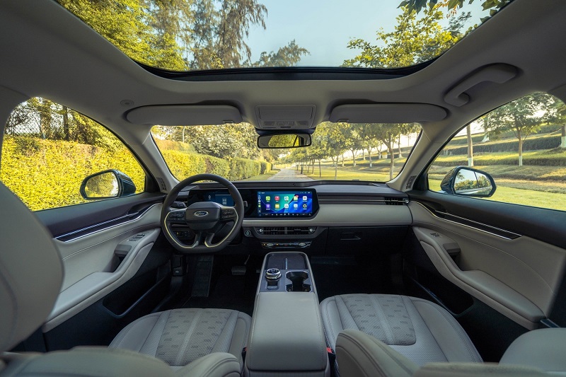  تصميم عصري مذهل، مقصورة داخلية فاخرة، ومحرك هجين جديد يجمع بين الأداء وكفاءة استهلاك الوقود.
• تقنيات ذكية رائدة تشمل شاشة عملاقة مقاس 13.2 بوصة ونظام SYNC 4A المتطور.
• "فورد توروس" تعزز مكانتها كأيقونة لسيارات السيدان في المنطقة عبر دمج الابتكار بالأصالة.
دبي، الإمارات العربية المتحدة، 14 يناير 2026: أعلنت شركة فورد الشرق الأوسط وشمال أفريقيا رسمياً عن وصول سيارة فورد توروس الجديدة إلى أسواق المنطقة. وتأتي هذه النسخة لتعزز الإرث العريق لهذا الطراز الأيقوني، مقدمةً مزيجاً مثالياً بين التصميم الأنيق، التكنولوجيا المتطورة، والأداء الديناميكي الذي صُمم خصيصاً ليلبي تطلعات العملاء في الشرق الأوسط.
تصميم خارجي لافت ومقصورة داخلية فائقة الفخامة
تخطف توروس الجديدة الأنظار بهوية بصرية مُجددة بالكامل؛ حيث تتميز بواجهة أمامية وخلفية جريئة، ومصابيح LED بتصميم حديث، وعجلات ذات تصاميم عصرية. كما أضافت فورد خيارات ألوان نابضة بالحياة مثل "الأحمر الناري" و**"الأزرق البخاري"** لتعزيز حضورها الطاغي على الطريق.
أما من الداخل، فقد خضعت المقصورة لتحسينات جذرية شملت استخدام مواد فاخرة، وتنجيداً مُحسّناً للمقاعد، ووحدة تحكم مركزية انسيابية توفر راحة استثنائية وتجربة قيادة عصرية لا تُضاهى.
أداء قوي وخيار "هجين" لأول مرة
تأتي فورد توروس الجديدة بخيارات محركات متنوعة تلبي كافة الاحتياجات:
محرك EcoBoost® سعة 2.0 لتر: يولد قوة 239 حصاناً وعزم دوران 382 نيوتن متر، مع ناقل حركة أوتوماتيكي بـ 8 سرعات لأداء رياضي سلس.
المحرك الهجين (Hybrid) سعة 1.5 لتر: خيار جديد كلياً يجمع بين القوة والكفاءة العالية في استهلاك الوقود، مما يدعم توجهات الاستدامة دون المساومة على متعة القيادة.
وصرح رافي رافيشاندران، رئيس شركة فورد الشرق الأوسط وشمال أفريقيا: "تمثل فورد توروس الجديدة نقلة نوعية في مسيرة إحدى أنجح سياراتنا، فهي تجمع بين الفخامة والعملية والتكنولوجيا التي صُممت خصيصاً لعملائنا في المنطقة".
تكنولوجيا رائدة في فئتها: شاشة 13.2 بوصة ونظام SYNC 4A
تضع توروس الجديدة معايير تقنية جديدة في فئتها، حيث تضم:
شاشة لمس مركزية مقاس 13.2 بوصة: الأكبر في فئتها وبدقة HD.
نظام SYNC® 4A: أحدث أجيال أنظمة المعلومات والترفيه، مع دعم لاسلكي لـ Apple CarPlay و Android Auto.
نظام صوت B&O: 10 مكبرات صوت في طراز "تيتانيوم" لتجربة صوتية غامرة.
كاميرا 360 درجة: متوفرة بدءاً من طراز "Ambiente" لتسهيل المناورة والركن.
السلامة والاتصال الذكي عبر تطبيق FordPass
تأتي السيارة مزودة بتقنيات Ford Co-Pilot360 لمساعدة السائق، والتي تشمل نظام تثبيت السرعة التكيفي، المساعدة قبل الاصطدام، ومراقبة النقطة العمياء.
ولأول مرة، يتيح تطبيق FordPass للمالكين التحكم الكامل في سيارتهم عبر الهاتف المحمول، من تشغيل المحرك عن بُعد، وضبط التكييف، إلى مراقبة حالة السيارة الحيوية (الوقود، الزيت، ضغط الإطارات)، مما يوفر راحة بال لا مثيل لها.
التوفر في الأسواق
تتوفر فورد توروس الجديدة الآن في صالات عرض وكلاء فورد المعتمدين في جميع أنحاء الشرق الأوسط وشمال أفريقيا، بمختلف فئاتها (أمبرانتي، تريند، وتيتانيوم)، لتواصل ريادتها كخيار أول للعائلات والباحثين عن التميز.
