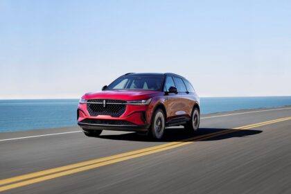 رحلة في قلب الفخامة لينكون نوتيلوس متعة القيادة على سواحل الشرق الأوسط؟