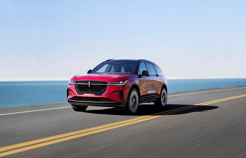 رحلة في قلب الفخامة لينكون نوتيلوس متعة القيادة على سواحل الشرق الأوسط؟