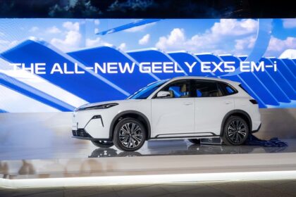 وداعًا للقلق من المسافات وأسعار الوقود: جيلي EX5 EM-i تصل الإمارات بمواصفات تغير قواعد اللعبة